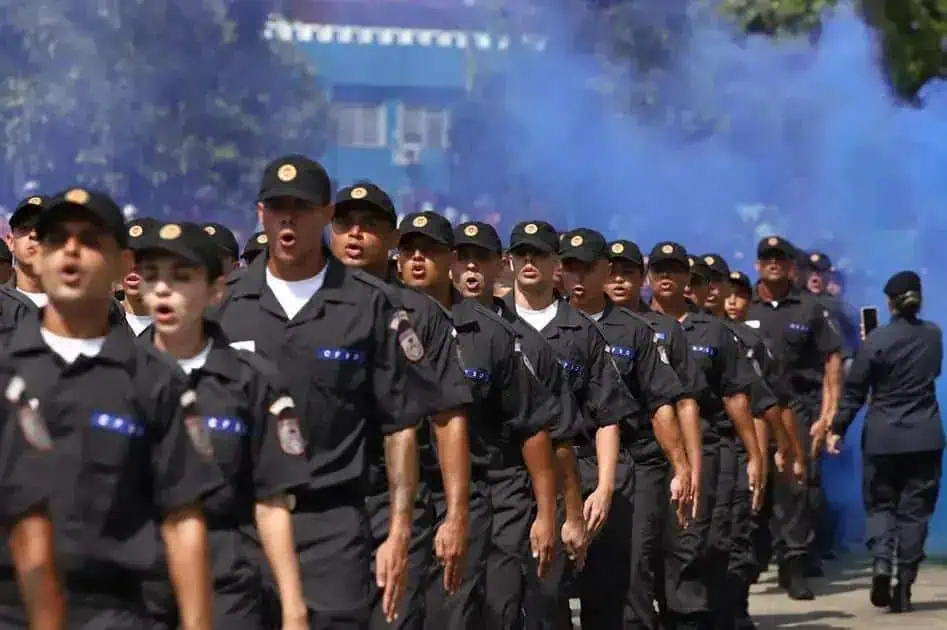 Guardas civis em formação marchando em protesto ou treinamento; segurança pública, força policial, treinamento de polícia, direitos de segurança, Direitos Hoje Notícias, Brasil, manifestação policial.