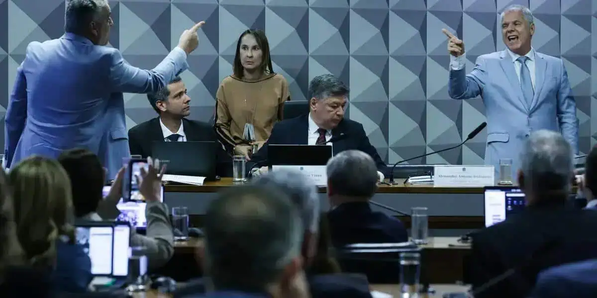 Ex-presidente do INSS nega responder perguntas na CPI sobre fraudes