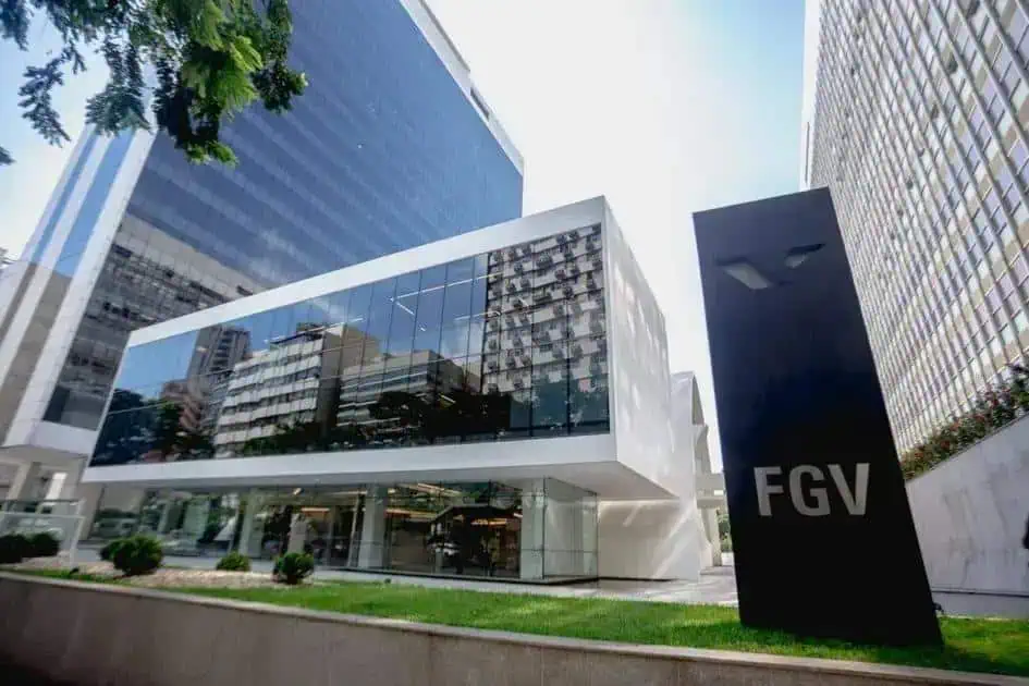 Edifício moderno da FGV (Fundação Getulio Vargas) em São Paulo, refletindo o ambiente corporativo de destaque no setor jurídico e empresarial do Brasil.