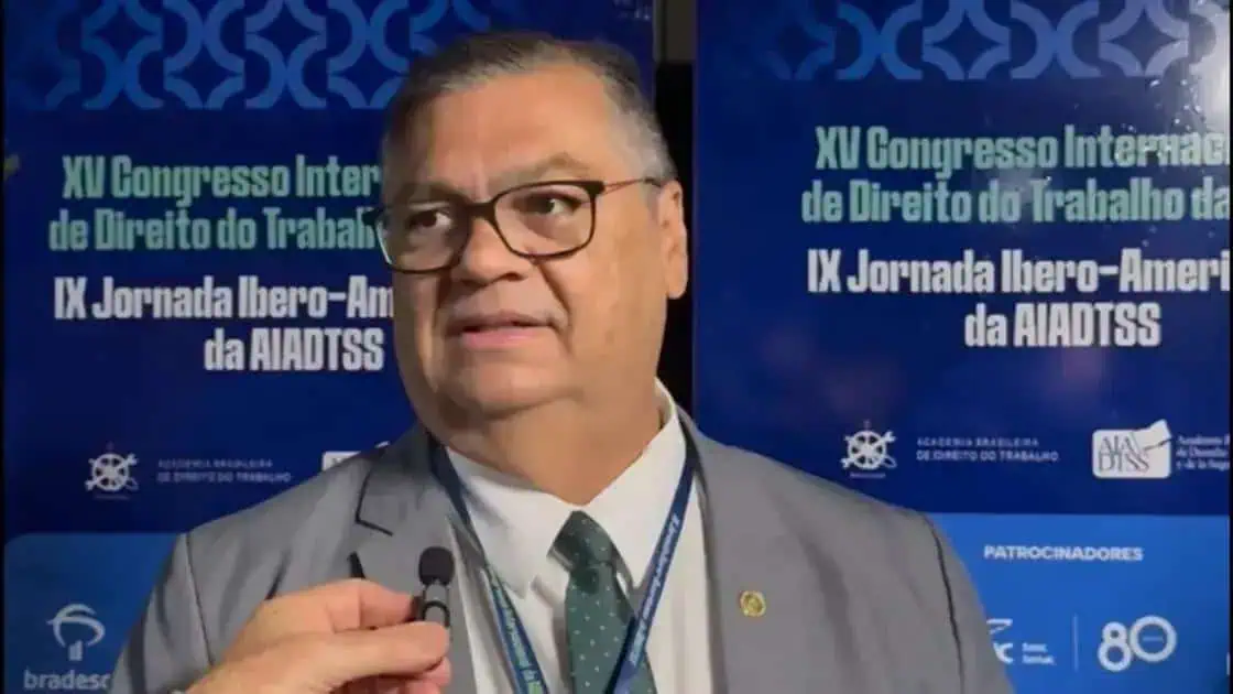 Direito Hoje Notícias, participante fala durante congresso internacional de direito do trabalho na AIADTSS, eventos relevantes sobre direito do trabalho e direitos humanos.