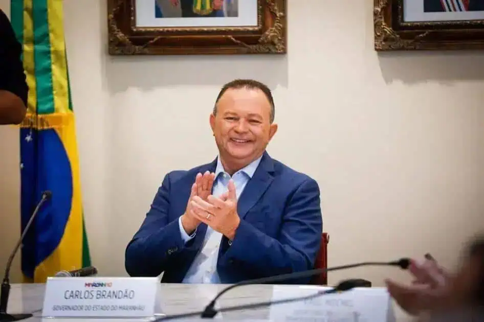 Governador Carlos Brandão em reunião oficial, destacando avanços na legislação e políticas públicas do Maranhão. Imagem reforça notícias de direito e política estadual, com foco em ações governamentais e o cenário jurídico local.
