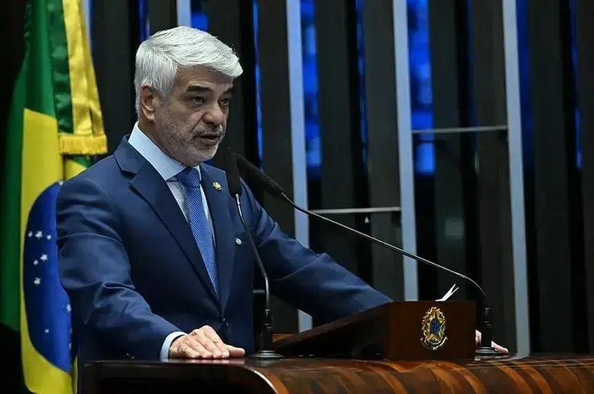 Brasileiro congressista fala em plenário durante sessão do Congresso Nacional em destaque na notícia de Direito Hoje Notícias.