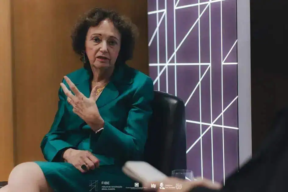 Advogada em debate jurídico, destacando temas de direito e atualidades no Brasil.