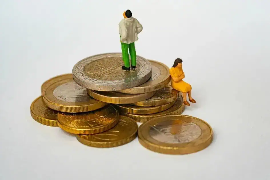Justiça condena empresa por discriminação salarial entre gêneros.