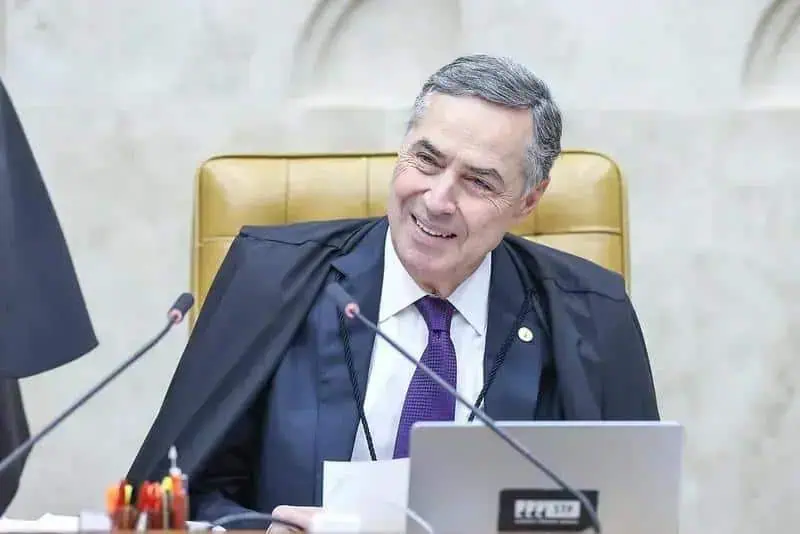 Advogado sorridente em tribunal durante sessão de julgamento, representando a importância do Direito Hoje Notícias na cobertura de notícias jurídicas.
