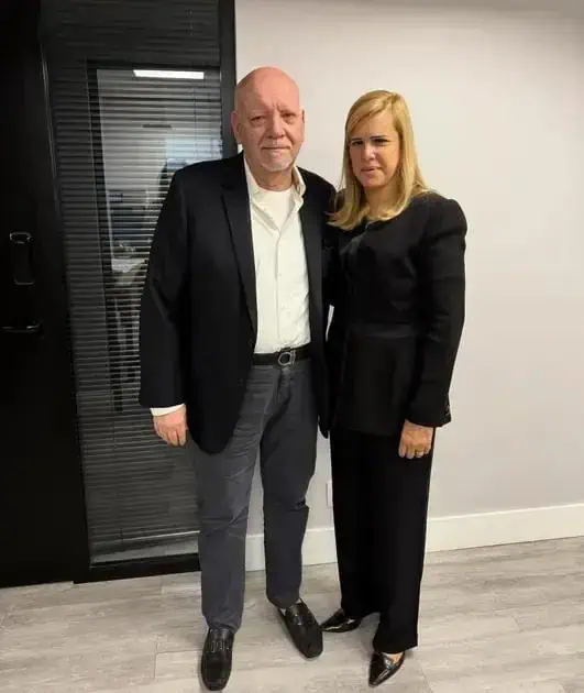 Homens e mulheres de negócios profissionais em traje formal em ambiente de escritório, promovendo temas de direito e notícias jurídicas.