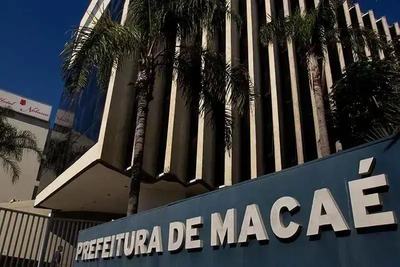 Prefeitura de Macaé localizada em prédio moderno, com destaque para a sinalização e arquitetura, refletindo o funcionamento eficiente do setor público e a importância das notícias de direito hoje em Macaé.