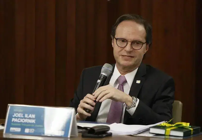 Joel Lan Paciornik em palestra sobre direito e legislação na conferência jurídica, destacando temas atuais na área do direito hoje notícias, com foco em jurisprudência, inovação legal e direitos humanos.