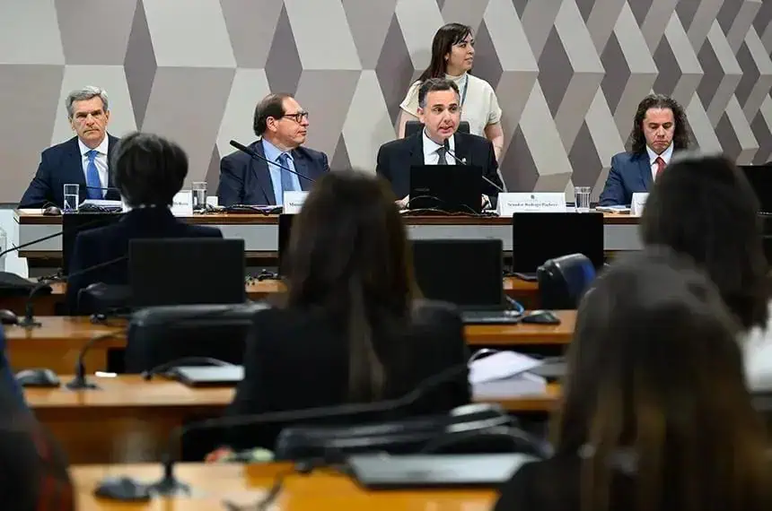 Reunião de audiência pública com representantes do setor jurídico e autoridades, discutindo temas relevantes do Direito Hoje Notícias.