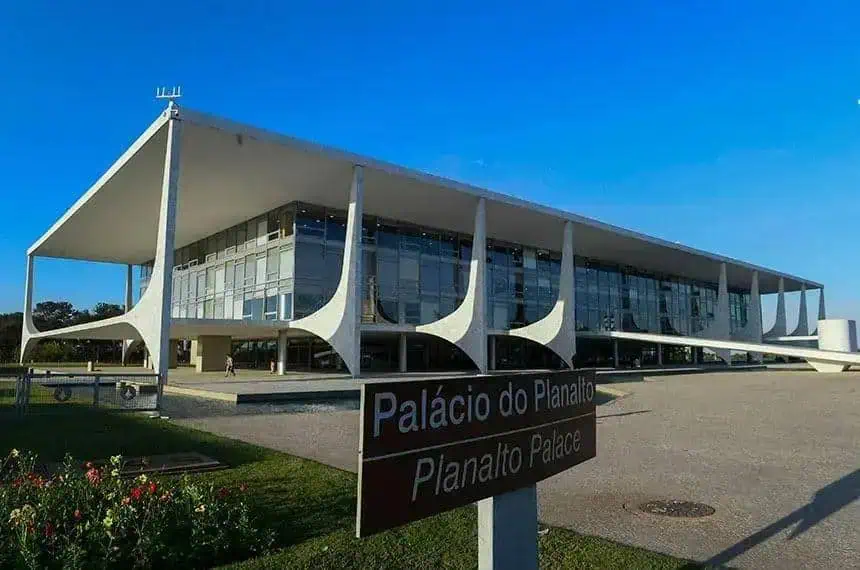 Palácio do Planalto, edifício moderno com arquitetura inovadora, sede do governo federal do Brasil, localizado em Brasília, destaque em notícias de direito e política.