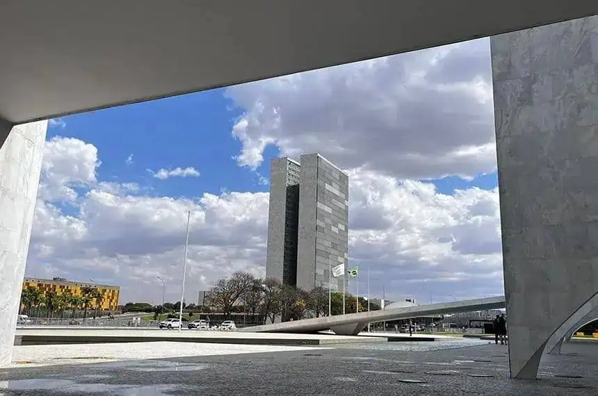 Prédio moderno e simbólico na arquitetura jurídica brasileira, refletindo inovação e avanço no setor de direito e notícias jurídicas no Brasil.