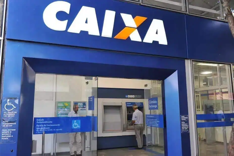 Caixa Econômica Federal atende clientes em agência bancária aberta ao público. Casos de serviços financeiros, câmbio e atendimento ao cliente disponíveis na unidade na rua.