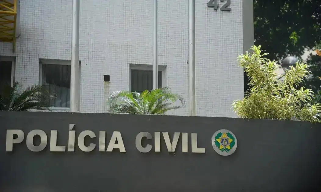 Polícia Civil escritório em prédio branco em cidade brasileira.