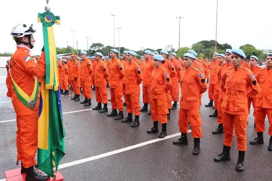 Forças armadas em formação durante cerimônia militar no Brasil, destacando disciplina, uniformes laranja e cerimônia cívica, relevante para notícias de direito e segurança pública no Brasil.