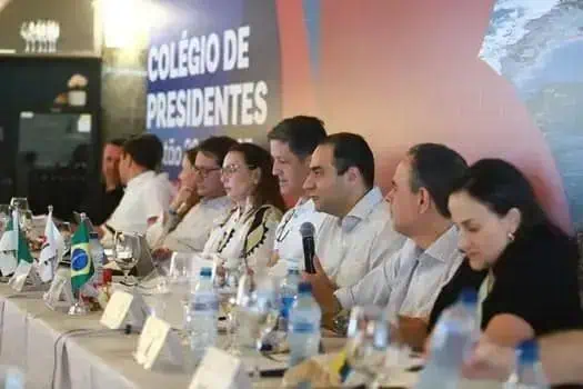 Relevância de líderes políticos e profissionais do direito em evento de debates e discussões institucionais no congresso de presidentes.