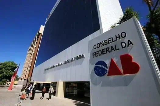 Agência do Conselho Federal da Ordem dos Advogados do Brasil (OAB) localizada em Brasília, reforçando a importância do direito e da advocacia no Brasil.