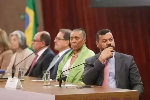 Audiência pública com especialistas e representantes do setor jurídico discutindo temas relevantes do direito brasileiro. Foto mostra painel de debates com profissionais de destaque na área jurídica.