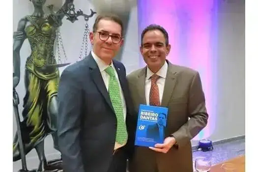 Reconhecimento de formadores do Direito na eleição do advogado Ribeiro Qantais premiado no evento do Direito Hoje Notícias.
