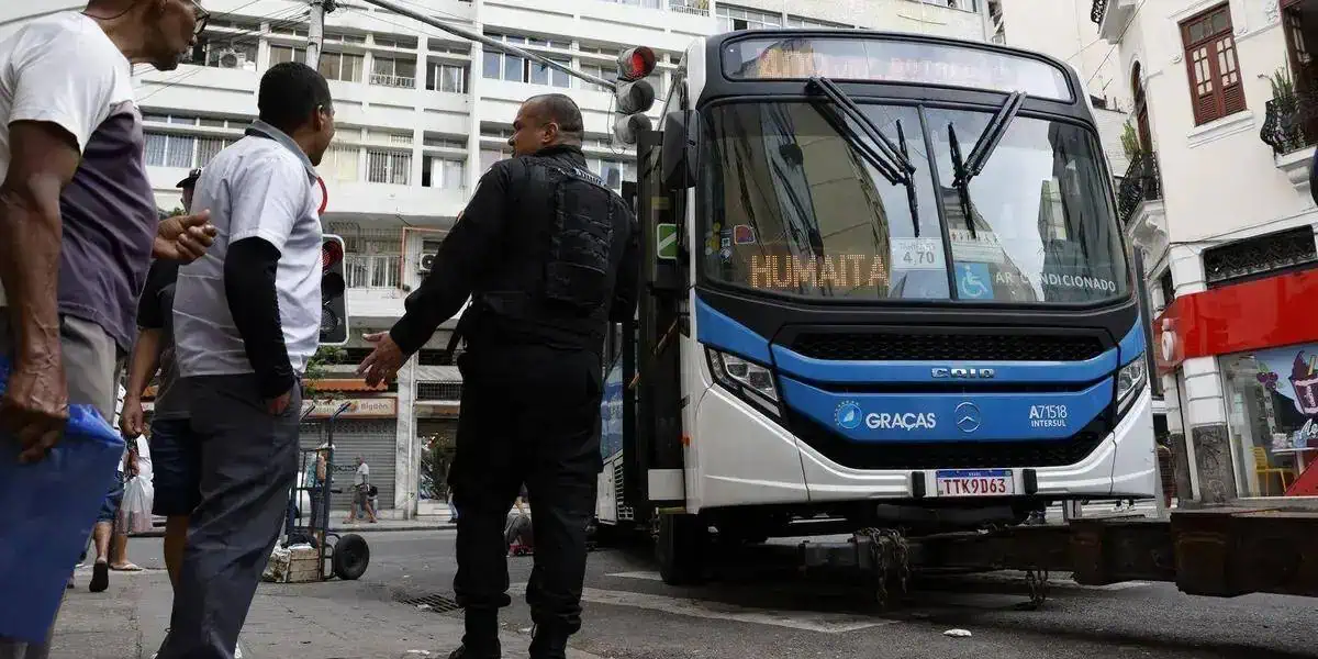Operação Contenção: mais de 50 ônibus viram barricadas no Rio