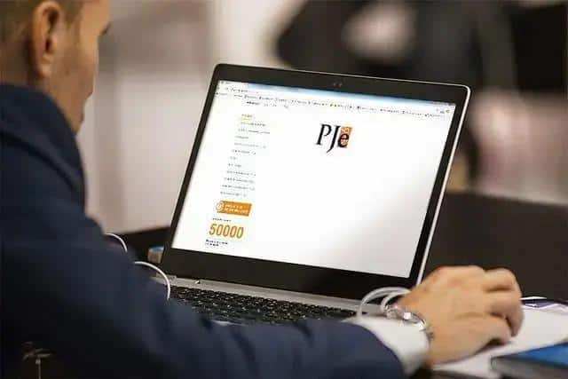 PDF do processo eletrônico aberto no PJe, sistema de justiça digital, na tela de um computador portátil.