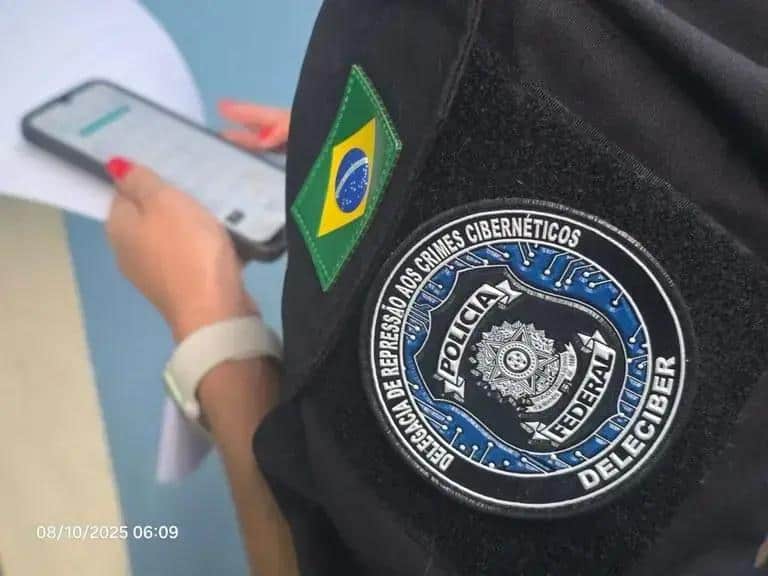 Segurança Pública no Brasil: policial federal com emblema da Polícia Federal e patch do Brasil, focado na repressão aos crimes cibernéticos.