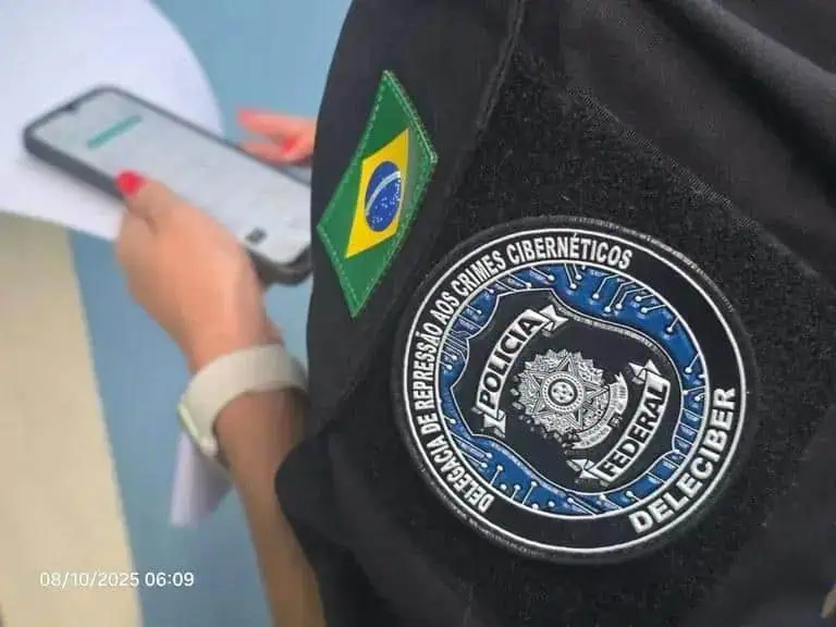 Segurança Pública no Brasil: policial federal com emblema da Polícia Federal e patch do Brasil, focado na repressão aos crimes cibernéticos.