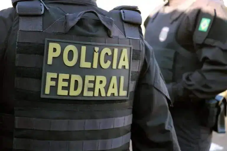 Polícia Federal em ação, destaque para agentes uniformizados com distintivos e equipamentos de segurança. Imagem relacionada a notícias de Direito Hoje, foco em segurança pública e operações policiais no Brasil.