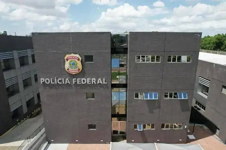 Polícia Federal, edifício da delegacia, sede da Polícia Federal em destaque, destaque para segurança e investigação policial, notícias de direito e segurança pública, direito hoje notícias.
