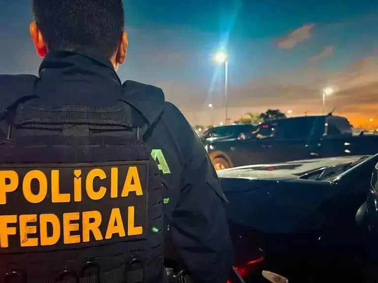 Polícia Federal em operação noturna de fiscalização de veículos na cidade.