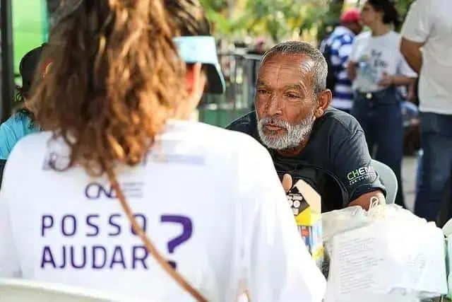 Ajuda humanitária e assistência social na cidade durante evento de solidariedade. Voluntários e moradores colaborando em ação social promovida pelo Direito Hoje Notícias.