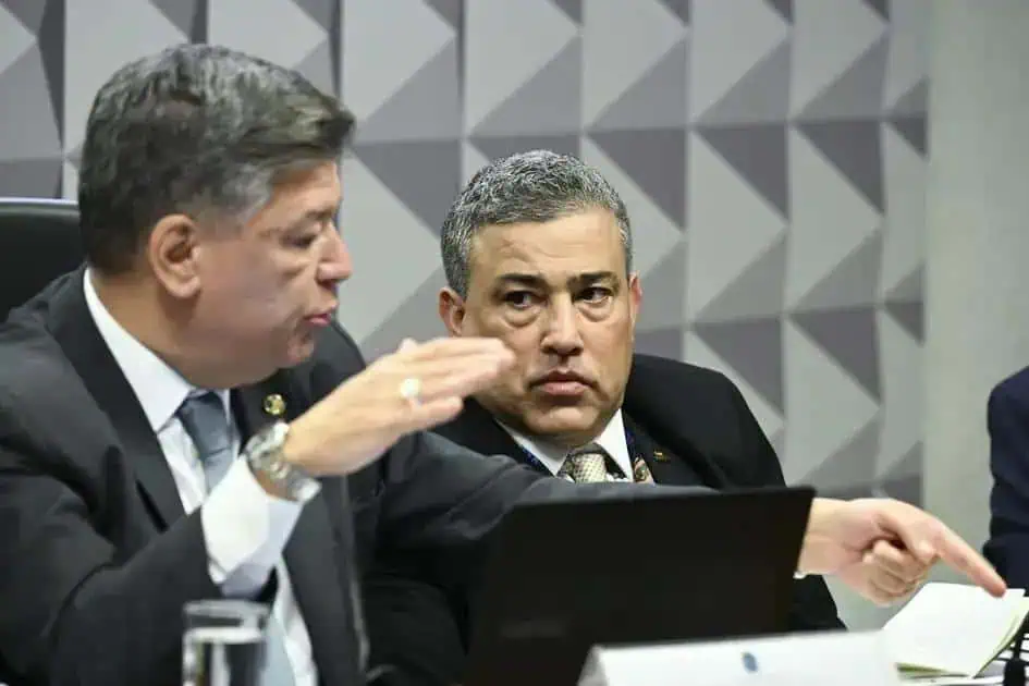 Direito hoje notícias, discussão jurídica, audiência em tribunal, profissionais do direito analisando caso, julgamento, debates legislativos, direito penal, direito civil, atualidades jurídicas, notícias do setor jurídico, profissionais jurídicos em sessão, direito constitucional, advocacia, justiça brasileira.