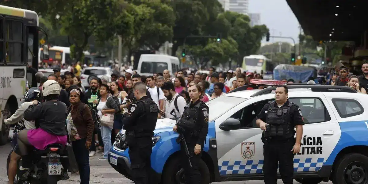Rio de Janeiro enfrenta maior operação policial em 15 anos
