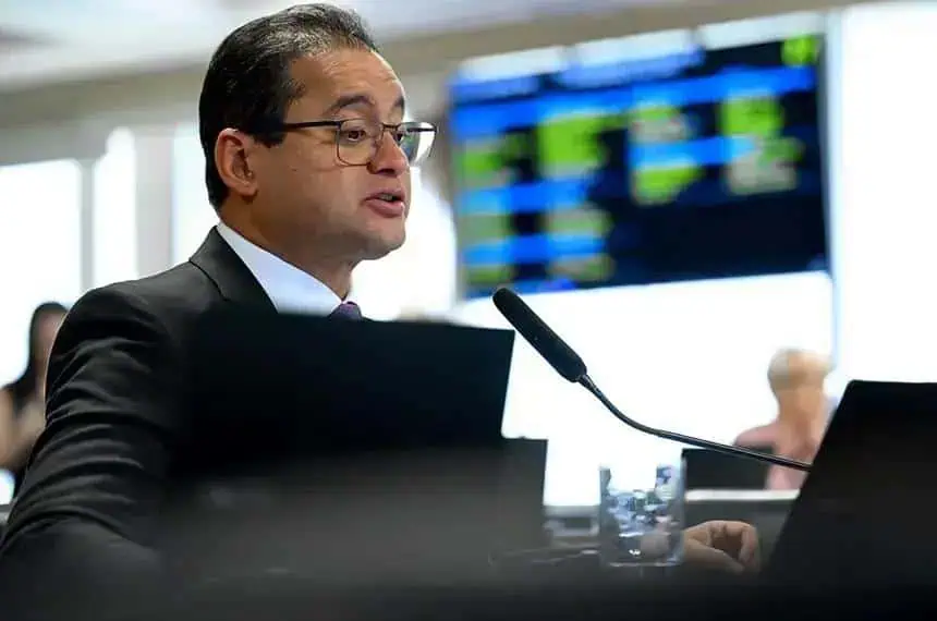 Direito Hoje Notícias - Advogado em audiência no tribunal com tela de votações ao fundo.