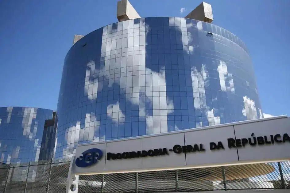 Arquivo de imagem de edifício moderno com fachada de vidro refletindo o céu e as nuvens, sede do Ministério Público da República.