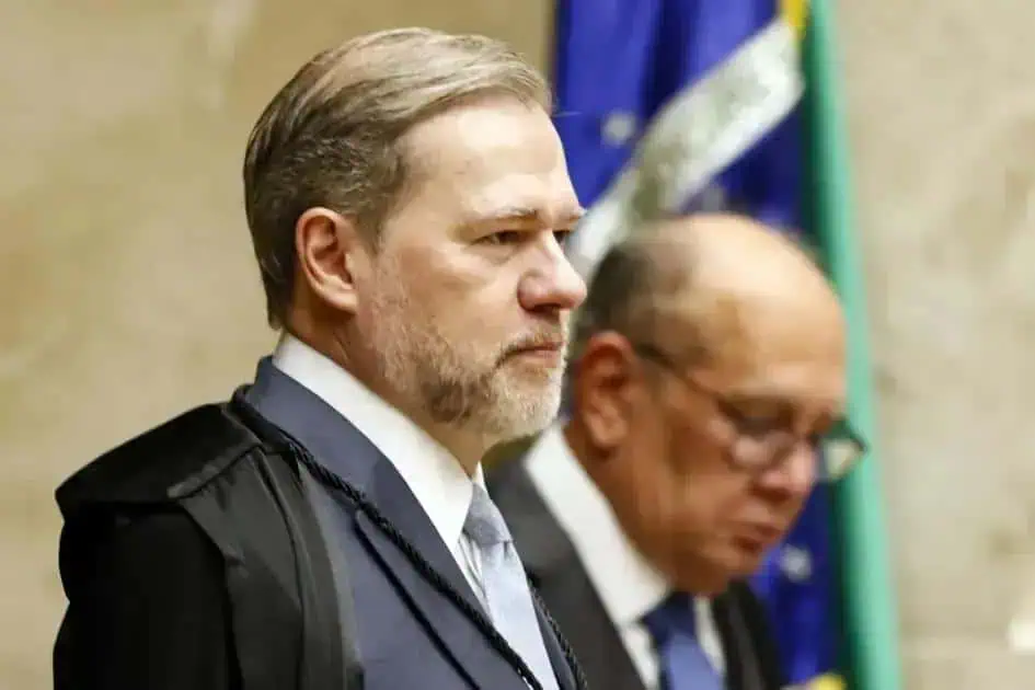 Advogado em tribunal durante sessão de julgamento, representando defesa em processo criminal ou civil, destaque em notícias de direito hoje.