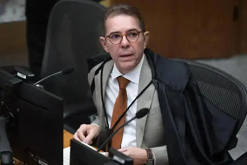 Advogado em tribunal durante sessão de direito hoje notícias, analisando casos legais e decisões judiciais importantes em destaque no direito brasileiro.