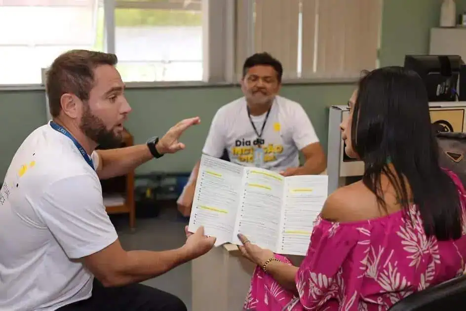 Advogado e cliente em atendimento na advocacia jurídica, discutindo processos legais e orientações sobre direitos. Trabalho de assessoria jurídica focado em direito civil, trabalhista ou de família.