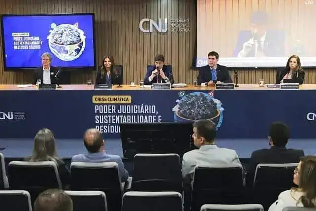 Palestrantes participando de debate sobre crise climática, poder judiciário e sustentabilidade na Auditório do CNJ, cenário de discussão sobre temas ambientais e justiça social em evento do Direito Hoje Notícias.