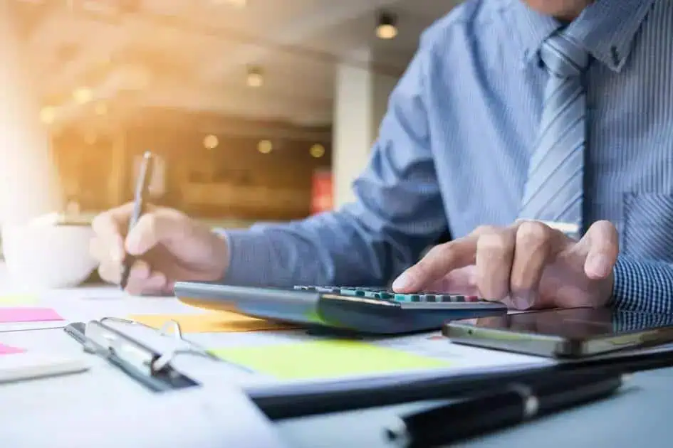 Calcule seu imposto, advogado analisando documentos fiscais, direito hoje notícias, assessoria jurídica financeira, informações jurídicas atualizadas para profissionais e empresas.
