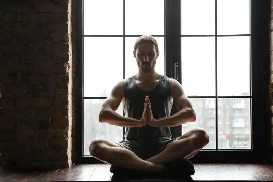 TST condena Sesc a indenizar instrutor de yoga demitido antes das férias