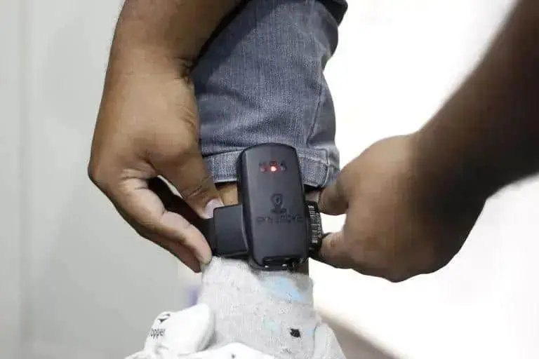 Controle de risco em trabalho na construção civil com dispositivo de monitoramento eletrônico.