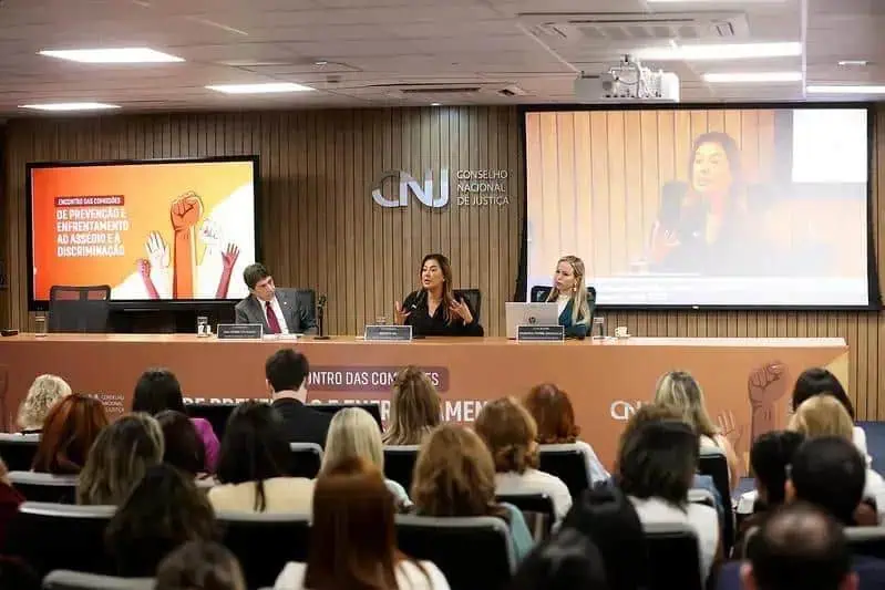 Aumento da participação feminina nas comissões de combate ao assédio no Judiciário