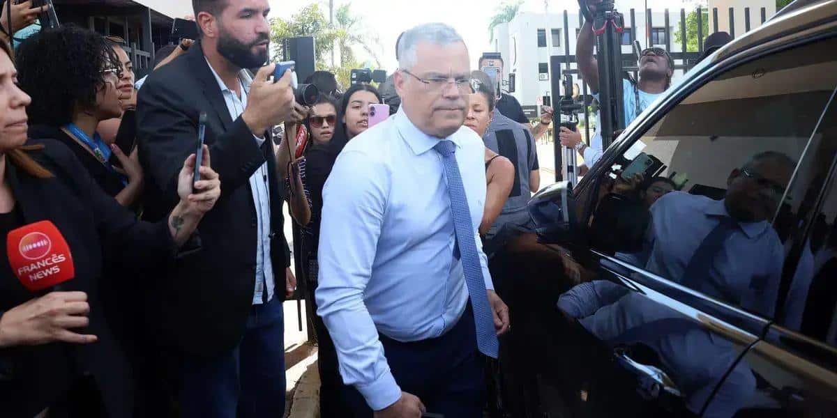 Defesa de Bolsonaro critica tornozeleira e nega plano de fuga