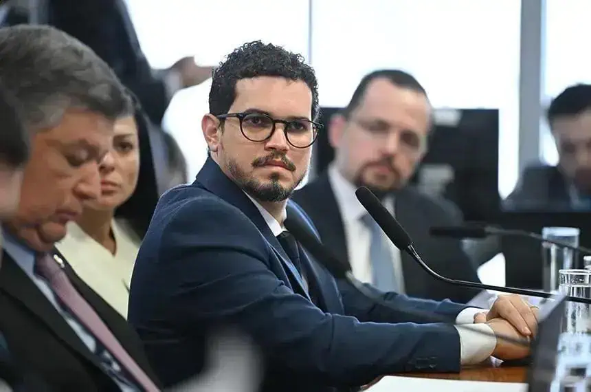 Filho de ex-diretor do INSS é acusado de intermediar propina, diz relator