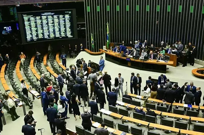 Congresso mantém veto a equiparação de reajustes para servidores da Câmara