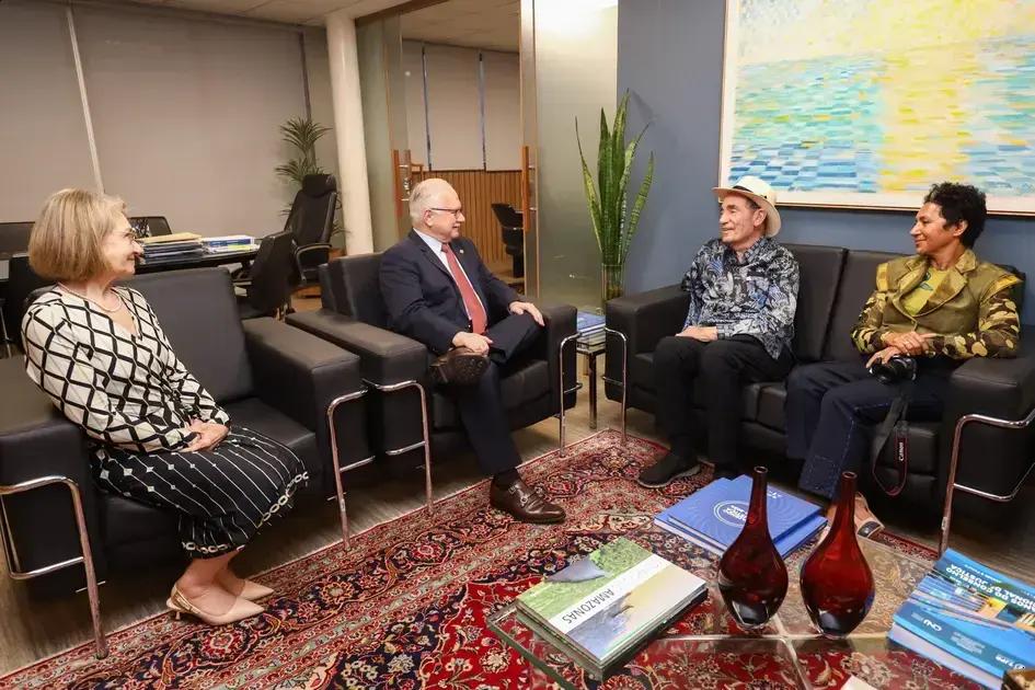 Ministro Fachin recebe jurista que atuou pelo fim da segregação racial