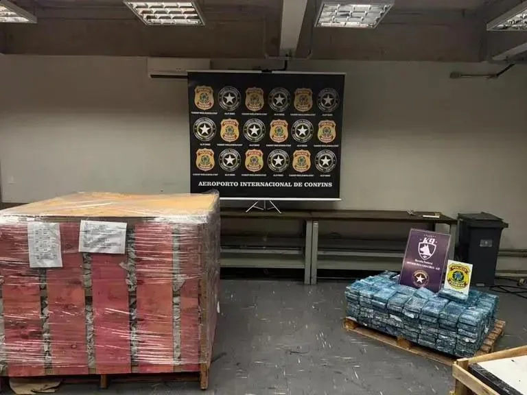 PF apreende 1,2 tonelada de cocaína em Confins com apoio da Receita Federal