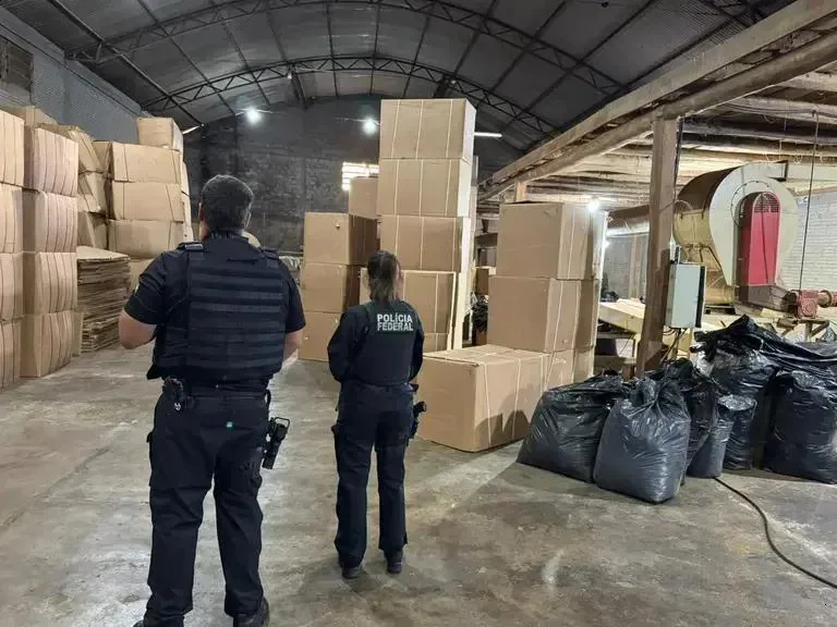 Polícia Federal e Receita Federalt desarticulam fábrica clandestina de cigarros
