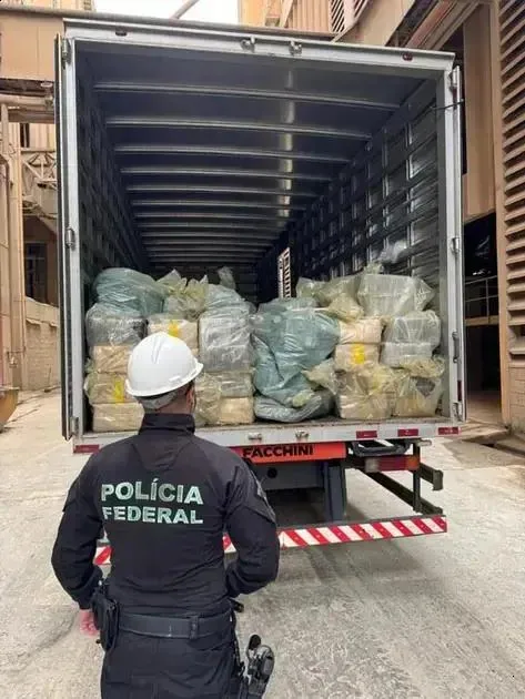 Polícia Federal incinera cerca de 7,8 toneladas de drogas em Minas Gerais