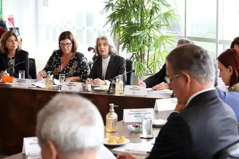 Cármen Lúcia pede fim do teletrabalho no TSE e nomeações de aprovados